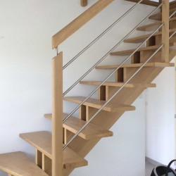 Détail escalier à double limons centrés en bois et poteaux bois