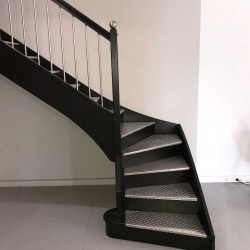 Escalier design avec boule en inox pour rampe d'escalier