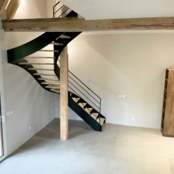 Escalier intérieur double quart tournant métallique à limons à la française et marches en bois