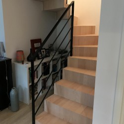 escalier bois avec marche cascade et garde-corps métal noir