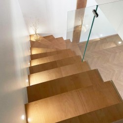 escalier sur mesure design à marche en cascade et garde corps en verre