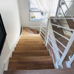 Escalier quart-tournant avec limon intérieur crémaillère et garde-corps bois