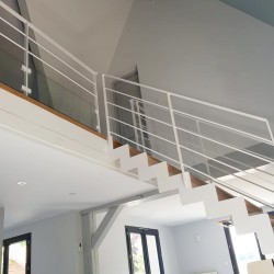 Escalier blanc design à marches en bois et structure métallique