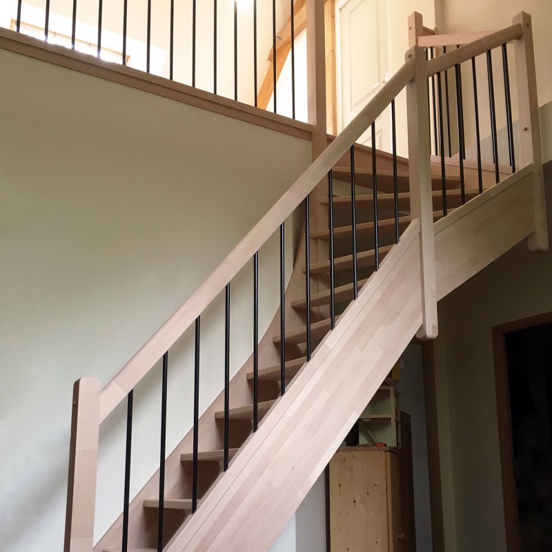 Escalier 1/4 tournant haut sur-mesure en bois avec tubes verticaux - Modèle Elégance | Oéba