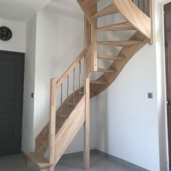 Escalier 2/4 tournant à barres verticales Modèle Elégance | OéBa