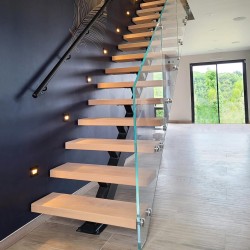 Escalier à limon central en acier, marches en bois et rampe en verre - Modèle Street