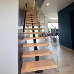 Escalier à limon central en acier, marches en bois et rampe en verre - Modèle Street