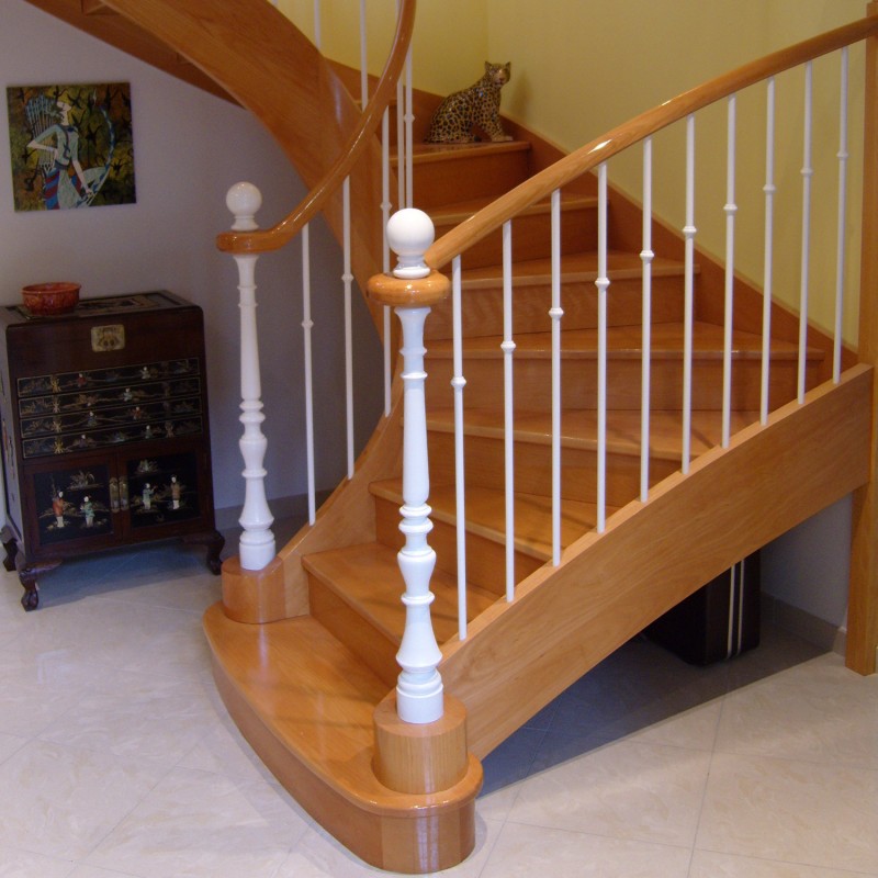 Escalier 1/2 tour de prestige en bois avec pilastres et balustres en fer forgé blanc