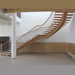 Escalier pour grand passage en bois et balustres verticaux en inox