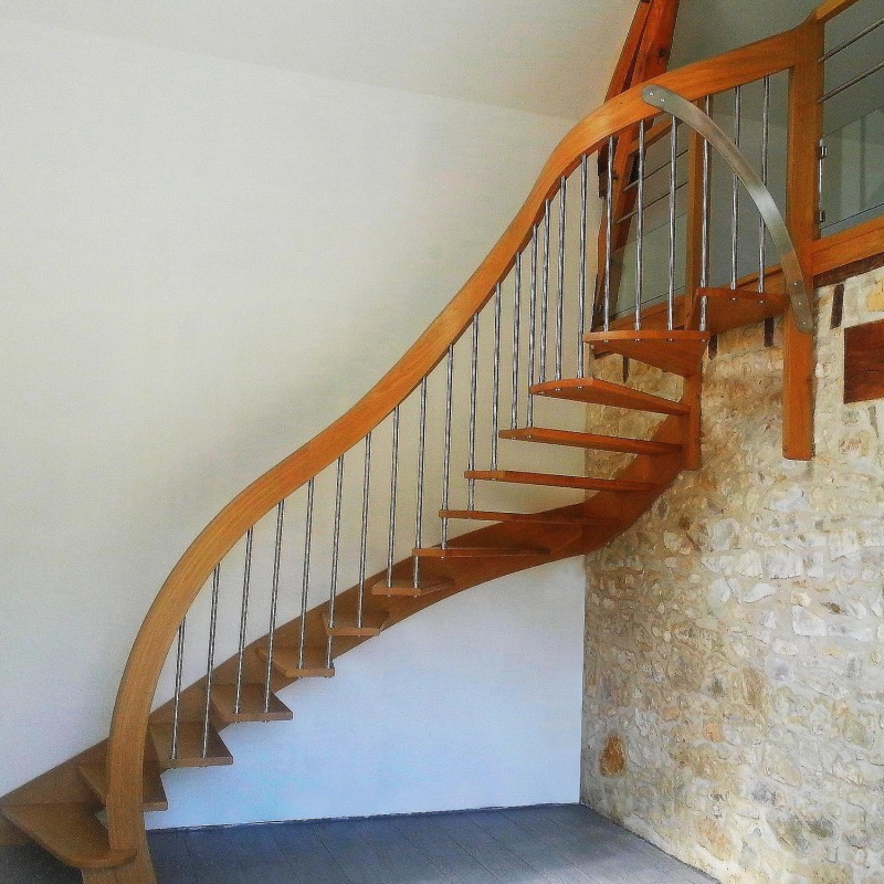 Escalier moderne en bois à main courante plongeante et marches suspendues