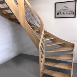 Escalier en bois débillardé avec tubes en inox