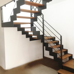 Escalier design en acier métal et marches en bois