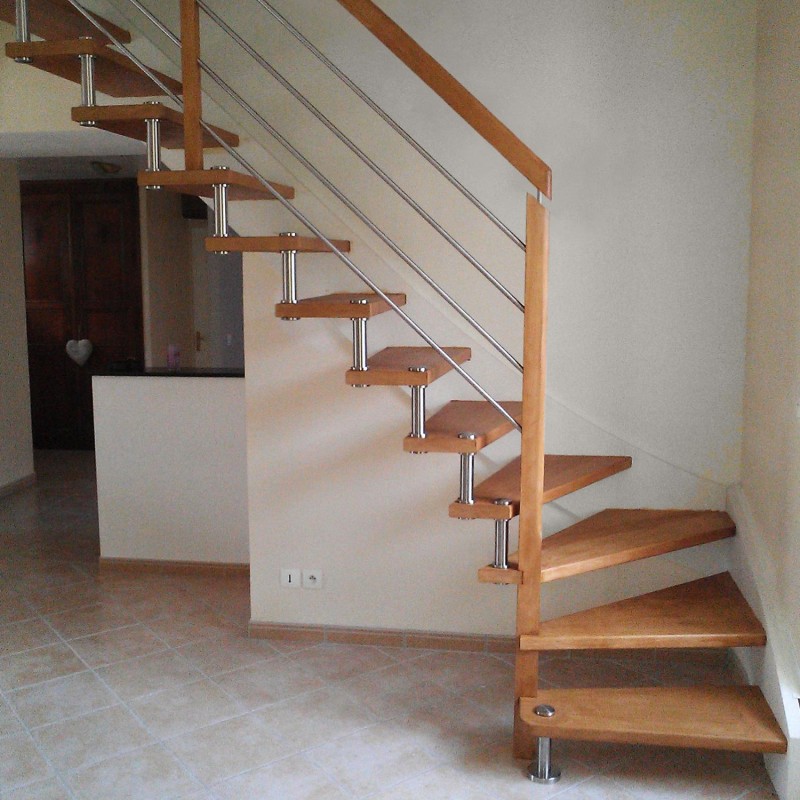 escalier contemporain sur mesure à entretoises en inox et poteaux en bois