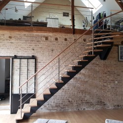 escalier sur mesure escalier à double crémaillère centrale en bois et poteaux en inox