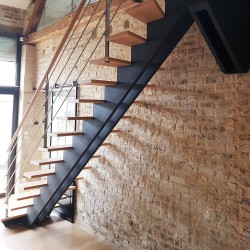 escalier sur mesure escalier à double crémaillère centrale en bois et poteaux en inox