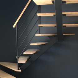escalier sur mesure en acier et bois à poutre centrale métallique