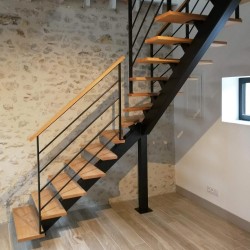 escalier sur mesure en acier et bois à poutre centrale métallique