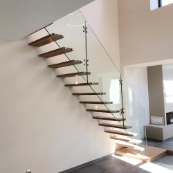 Escalier moderne à marches suspendues en bois et garde-corps en verre