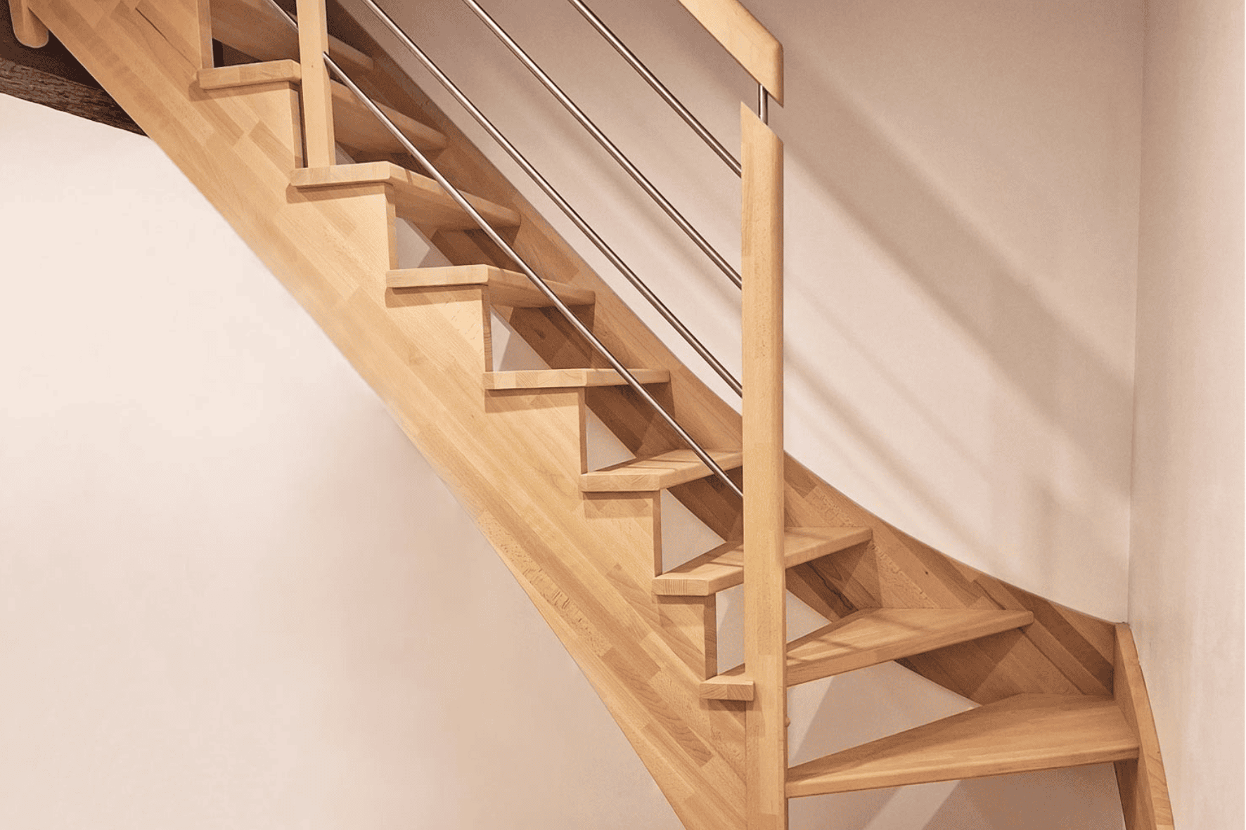 Escalier en bois avec rampes en acier et bois 