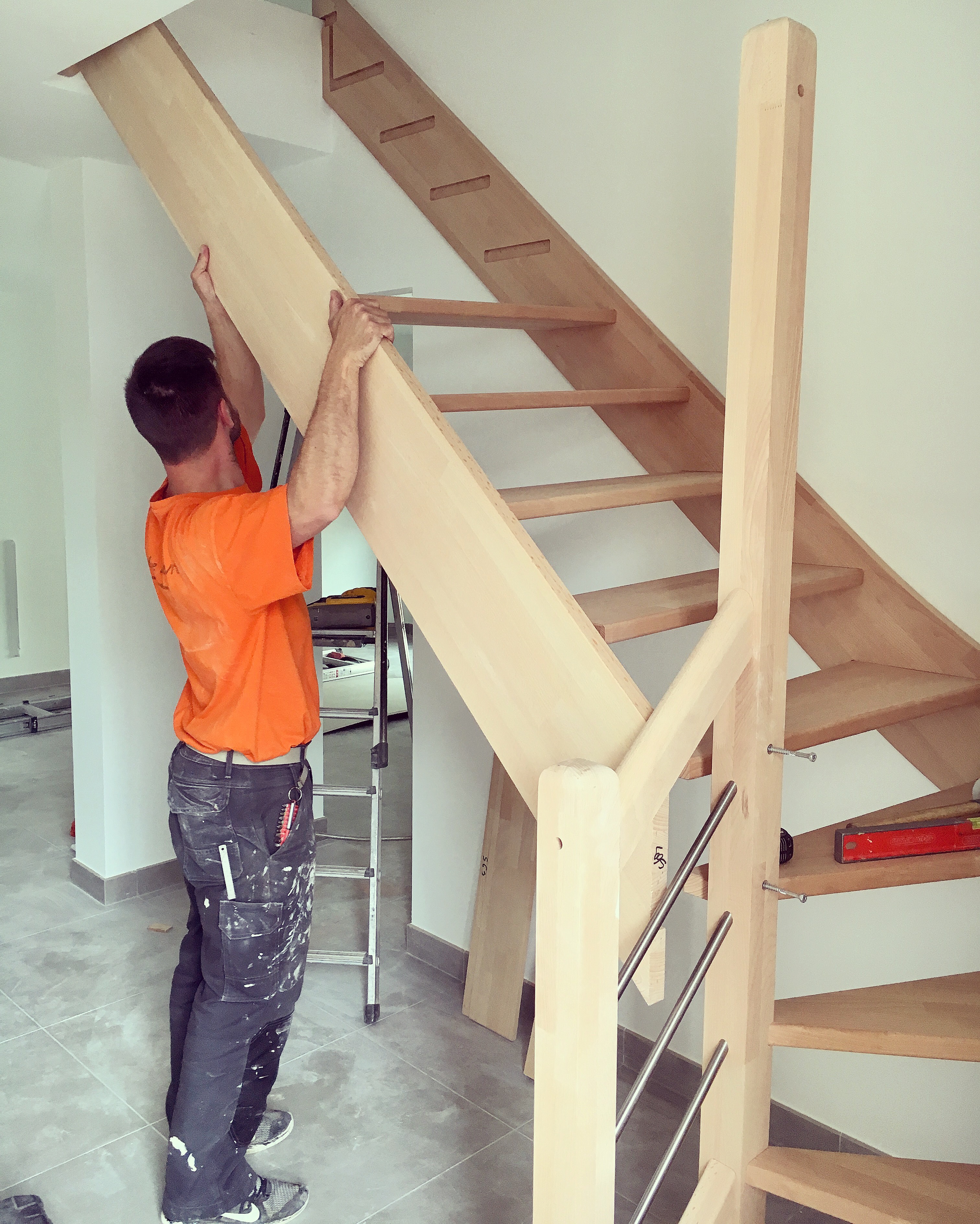 Installation d'un escalier sur-mesure commandé en ligne sur oeba.fr
