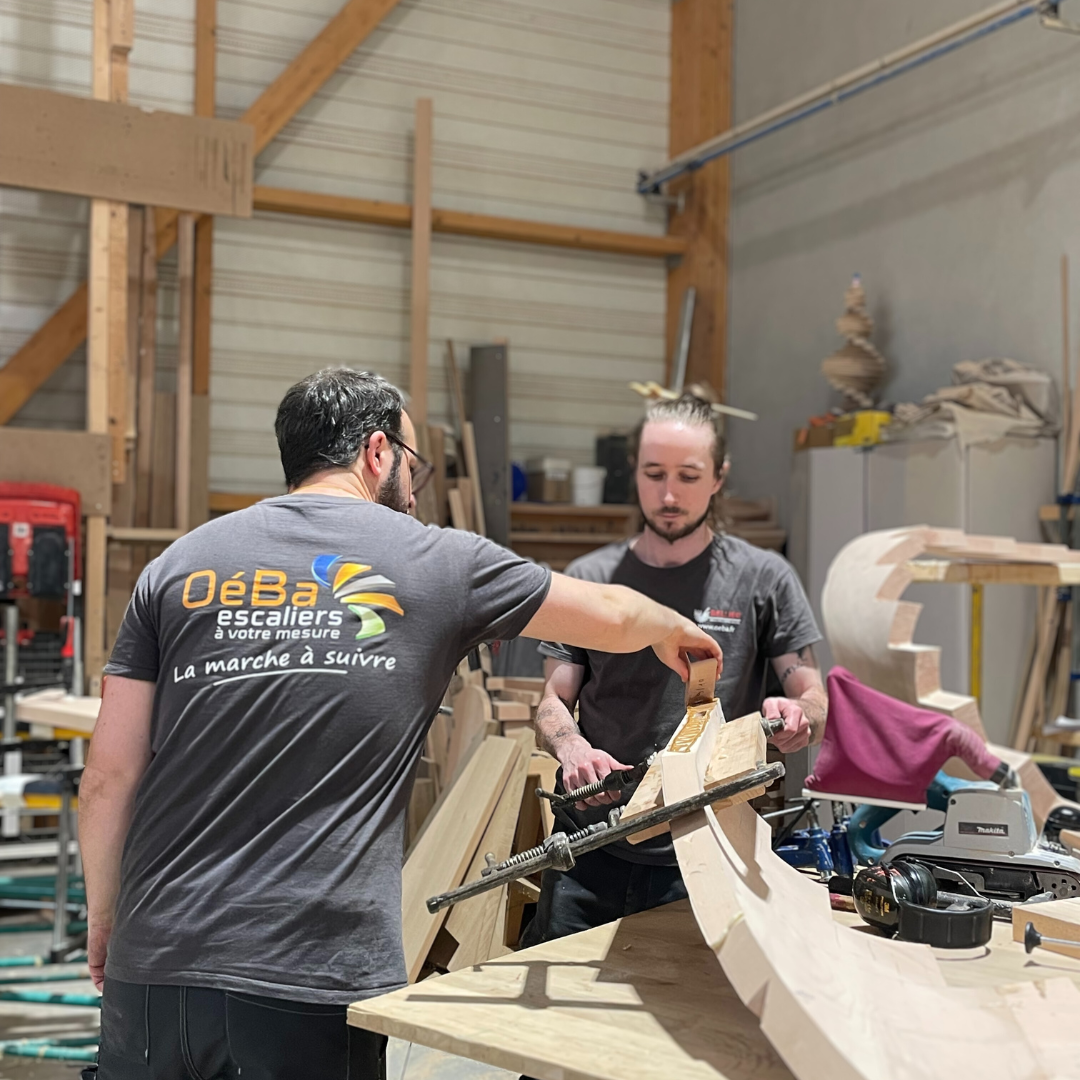 Menuisiers dans l'atelier