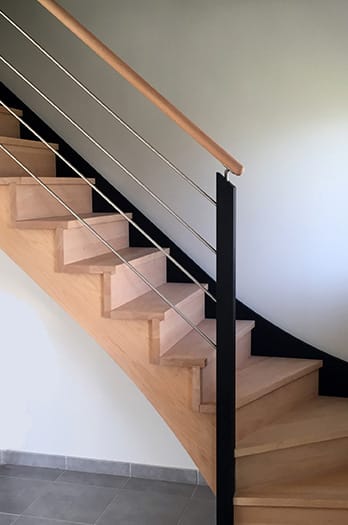 escalier en bois et inox couleur noir