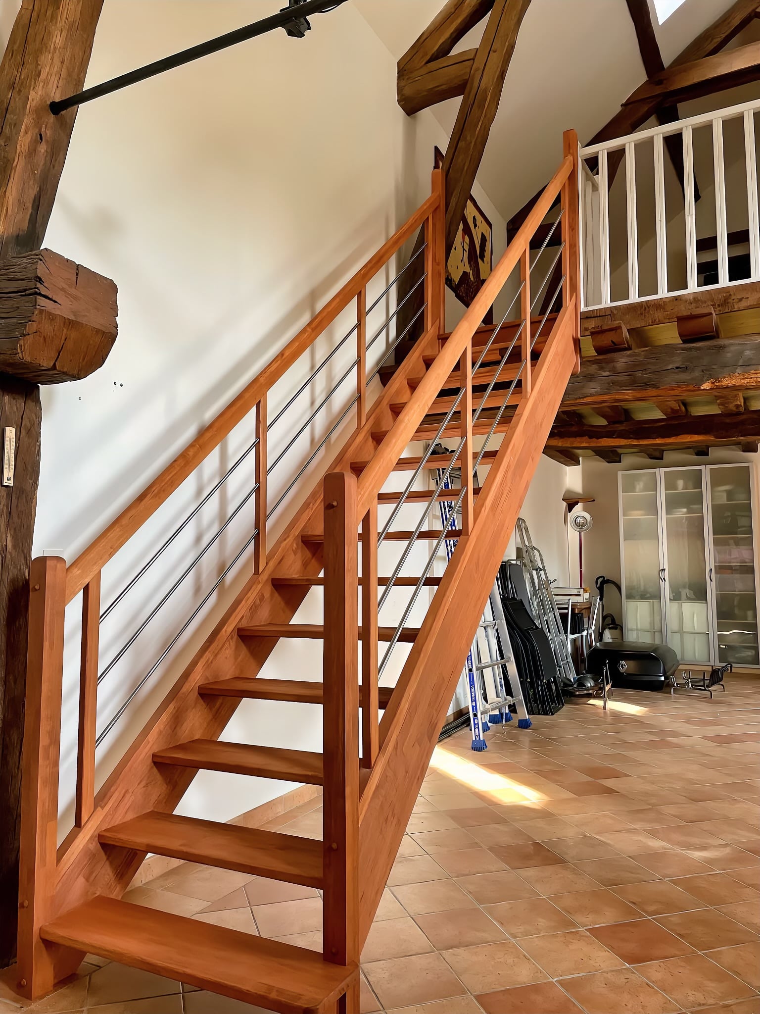 escalier droit en bois confortable