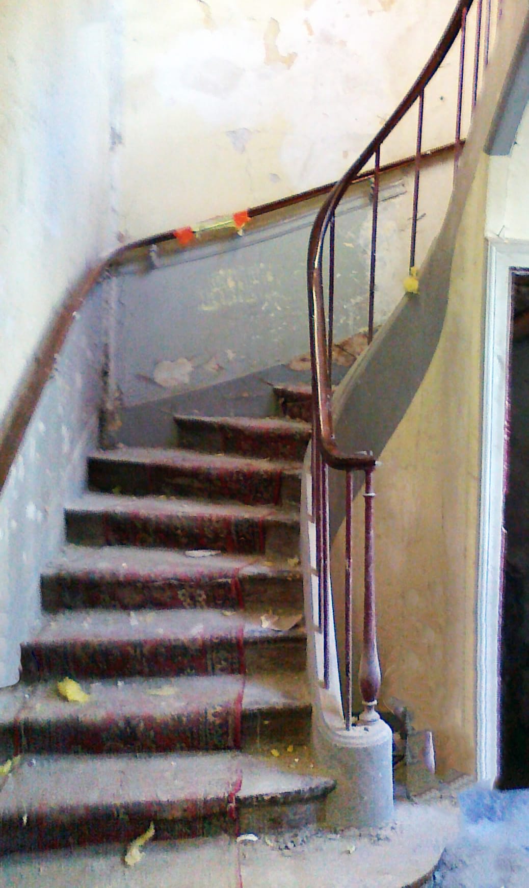 escalier avant relooking