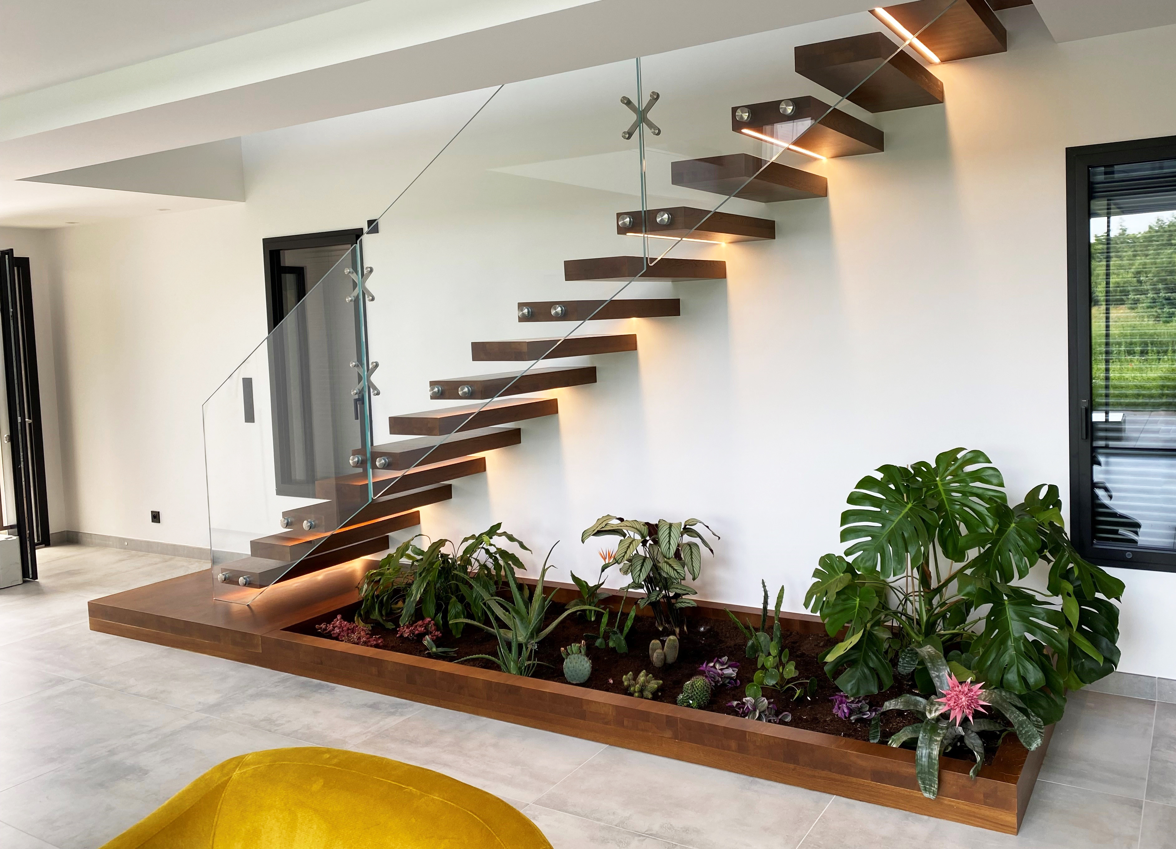Décoration sous escalier : pensez à la jardinière sous l'escalier
