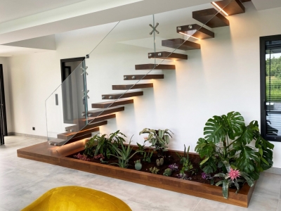Décoration sous escalier : la tendance des jardinières sous 