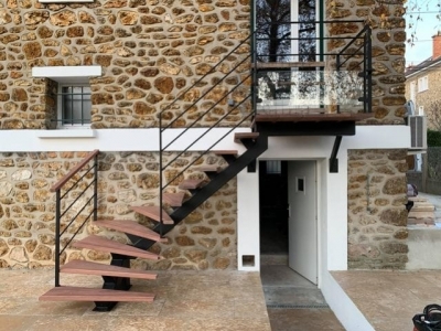 Escalier extérieur, terrasse, garde-corps extérieur : pensez